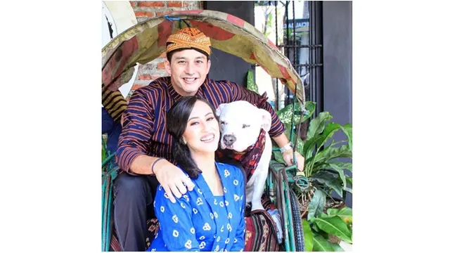 Mike dan Janisaa kompak memakai baju tradisional Jawa, bak prewedding.