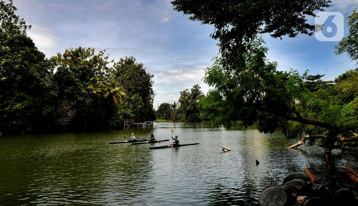 Warga bermain kano di Setu Tujuh Muara, Pamulang, Tangerang Selatan, Banten, Kamis (3/3/20222). Libur Hari Raya Nyepi dimanfaatkan warga mengunjungi Setu Tujuh Muara yang mulai satu tahun terakhir dikembangkan warga setempat. (merdeka.com/Arie Basuki)
