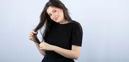 Rutinitas perawatan rambut dan kulit kepala dengan tepat bisa mencegah kerusakan yang terjadi. (Foto/dok: Freepik/azerbaijan_stockers)