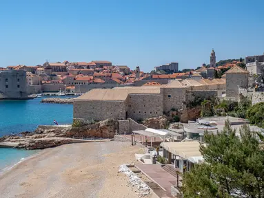 Pemandangan Kompleks Lazzarettos, sebuah fasilitas karantina abad pertengahan di Dubrovnik, Kroasia, Rabu (15/4/2020). Kompleks Lazzarettos yang dibangun pada abad ke-16 kini menjadi tempat rekreasi, perdagangan, dan hiburan. (Xinhua/Pixsell/Grgo Jelavic)