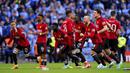 Selebrasi para pemain Manchester United merayakan kemenangan 4-2 atas Coventry City dalam adu penalti pada laga semifinal Piala FA 2023/2024 di Wembley Stadium, London, Minggu (21/4/2024). (PA via AP Photo/Bradley Collyer)