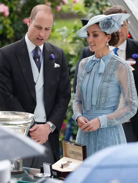 Duchess of Cambridge Kate Middleton bersama suaminya Duke of Cambridge Pangeran William melihat piala saat menghadiri ajang pacuan kuda Royal Ascot di Ascot, Inggris, Selasa (18/6/2019). (AP Photo/Alastair Grant)