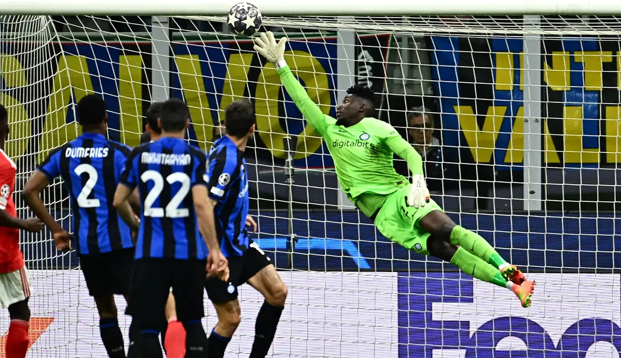 Kiper Inter Milan, Andre Onana berusaha menghalau bola tendangan pemain Benfica pada laga leg kedua perempat final Liga Champions 2022/2023 di Giuseppe-Meazza, Milan, 19 April 2023. (AFP/Gabriel Bouys)