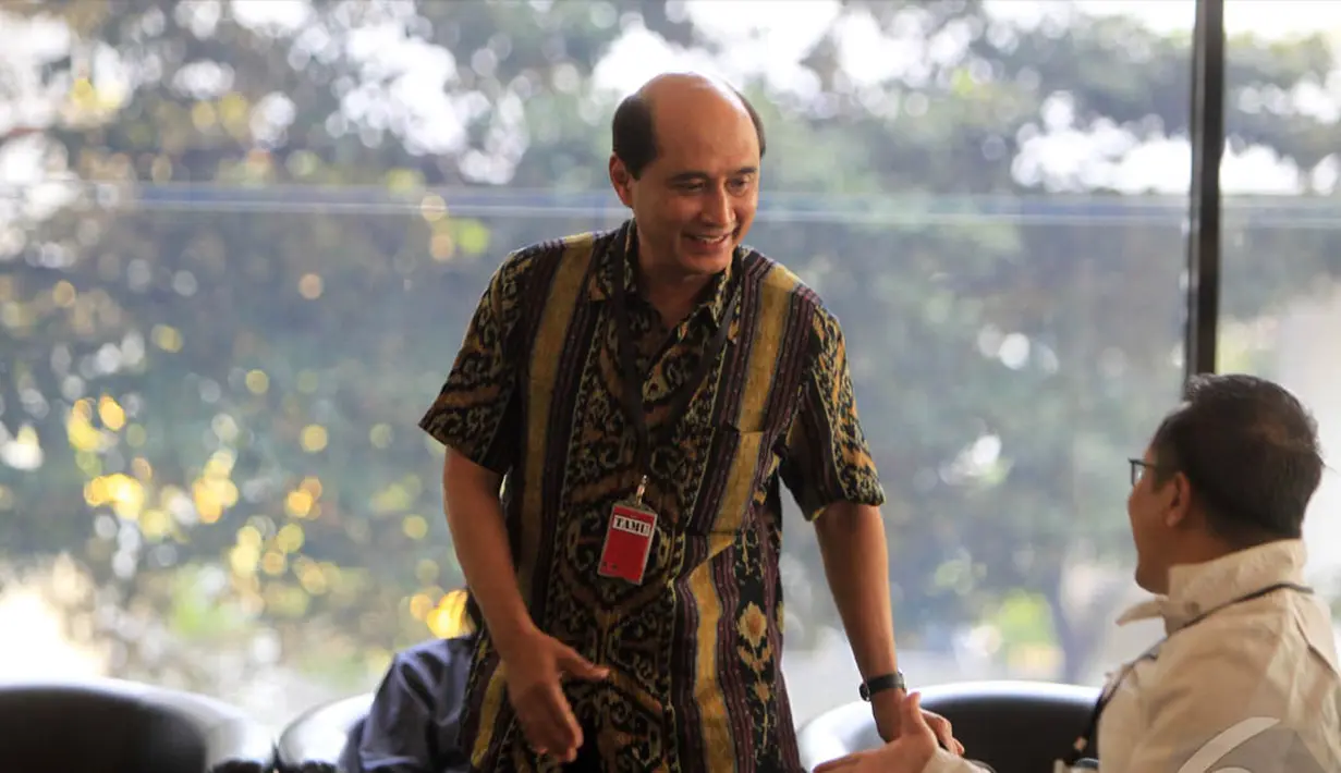 Daniel tampak berbincang dengan seorang kawan saat menunggu panggilan penyidik di lobi KPK, Jakarta, Selasa (9/9/2014) (Liputan6.com/Panji Diksana)