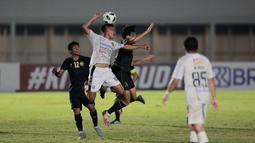 Gelandang Timnas Indonesia, Feby Eka Putra, duel udara dengan penyerang Bali United, Lerby Eliandry, pada laga uji coba di Stadion Madya, Jakarta, Minggu (7/3/2021). Indonesia menang dengan skor 3-1. (Bola.com/ Ikhwan Yanuar Harun)