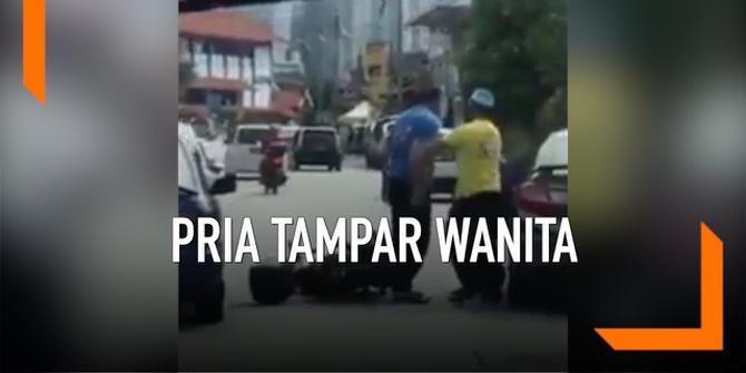 VIDEO: Terekam Kamera, Pria Tampar Pengendara Wanita di Jalan