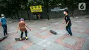 Suasana saat para warga bermain skateboard di trotoar Jalan Sudirman-Thamrin, Jakarta, Jumat (5/3/2021). Izin penggunaan trotoar sebagai tempat bermain skateboard keluar usai Gubernur DKI Jakarta Anies Baswedan bertemu dengan salah satu skateboarder Jakarta. (Liputan6.com/Faizal Fanani)