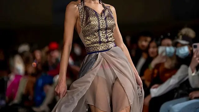 Koleksi Juan Iskandar di Toronto Fashion Week 2022, Tampilkan Songket dan Batik