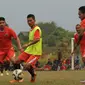 Penggawa Persija, Ismed Sofyan (kedua kiri) menggiring bola saat latihan di NYTC, Sawangan, Depok, Senin (2/11/2015). Latihan ini persiapan jelang turnamen Piala Jenderal Sudirman, 14 November mendatang. (Liputan6.com/Helmi Fithriansyah)  