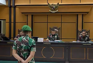 Komandan Kompi (Danki) A Yonif TP 834/WM Lettu Inf Ahmad Faisal, terdakwa kasus penganiayaan hingga menewaskan Prada Lucky Chepril Saputra Namo divonis 8 tahun penjara dikurangi masa tahanan sementara, disertai pidana tambahan berupa pemecatan dari dinas militer Cq. TNI Angkatan Darat (AD). (Foto: Antara)