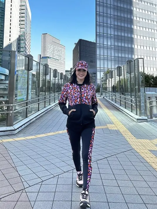 Ia tampil sporty mengenakan jaket dan celana ketat dengan motif dan warna yang sama dengan topinya.(@ririnekawati)