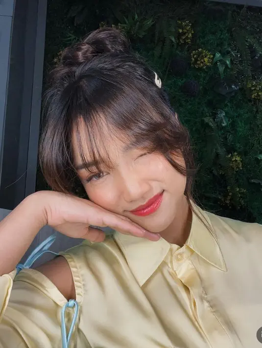 Wajahnya pun dihias dengan makeup cerah, terlihat dari mengaplikasikan blush on orange dan lipstik warna serasi glossy. [@fuji_an]