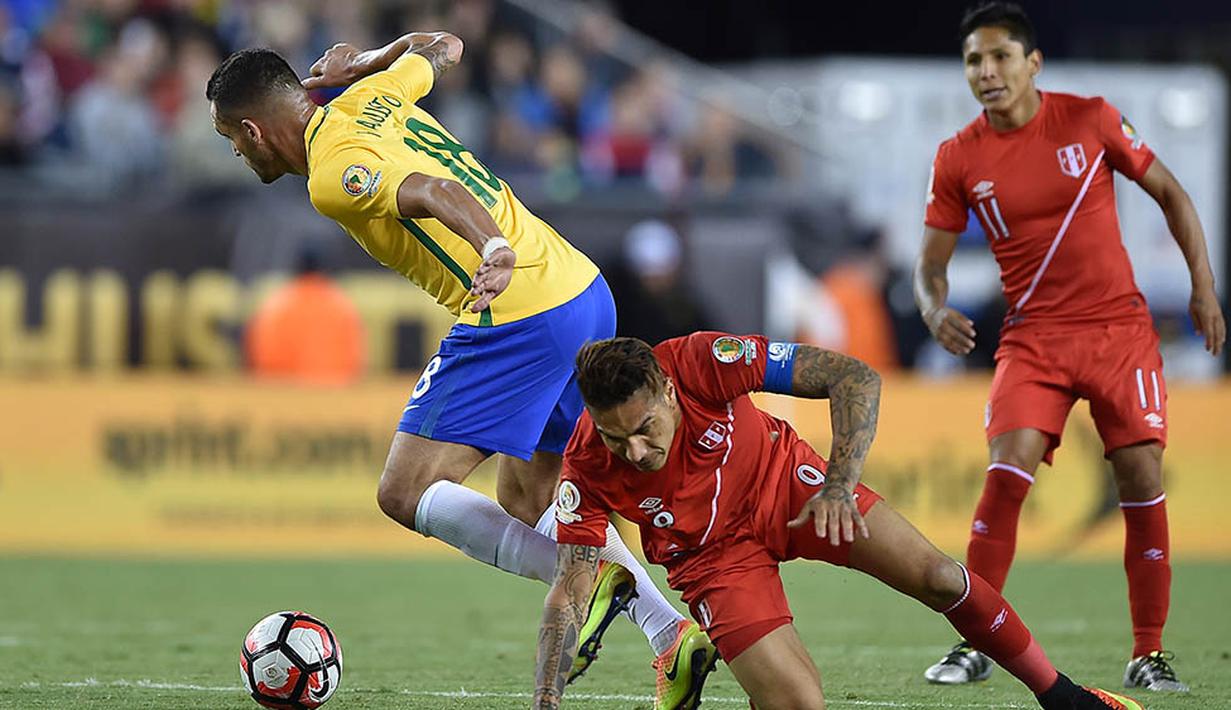 Pemain Brasil, Renato Agusto, berusaha melewati pemain Peru, Paolo Guerrero, pada laga Grup B Copa America Centenario. Tim samba kalah 0-1 pada laga terakhir penyisihan grup. (AFP/Hector Retamal)