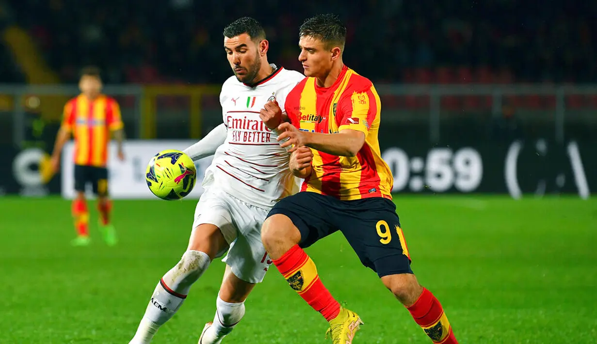 Pemain AC Milan Theo Hernandez (kiri) berebut bola dengan pemain Lecce Lorenzo Colombo pada pertandingan sepak bola Liga Italia di Lecce, Italia, 14 Januari 2023. Pertandingan berakhir imbang dengan skor 2-2. (Giovanni Evangelista /LaPresse via AP)
