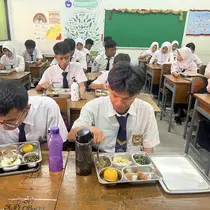 Pj Gubernur Jakarta Teguh Setyabudi&nbsp;mengatakan susu bakal tetap disajikan dalam Program Makan Bergizi Gratis (Program MBG), namun tidak setiap hari. (detikai.com/Winda Nelfira)