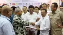 Wakil Ketua Umum Partai Gerindra Sufmi Dasco Ahmad (kedua kanan) bersama pengurus DPP Gerindra menyerahkan berkas pengajuan bakal caleg kepada Ketua KPU Arief Budiman di kantor KPU, Jakarta, Selasa (17/7). (Liputan6.com/Johan Tallo)