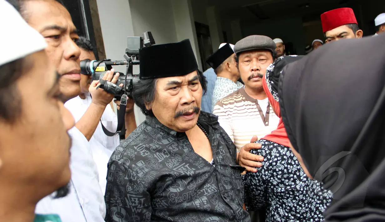 Jaja Miharja berkunjung ke rumah Mpok Nori di kawasan  Bambu Apus, Jakarta Timur, Jumat (3/4/2015). Sejumlah artis mendatangi rumah Mpok Nori setelah mendengar meninggalnya  komedian senior tersebut. (Liputan6.com/Helmi Afandi)