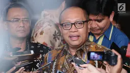 Dirut BPJS Ketenagakerjaan, Agus Susanto menyampaikan keterangan jelang meninggalkan Gedung KPK, Jakarta, Rabu (3/1). Agus Susanto menyerahkan santunan jaminan kecelakaan kerja kepada ahli waris salah satu karyawan KPK. (Liputan6.com/Helmi Fithriansyah)