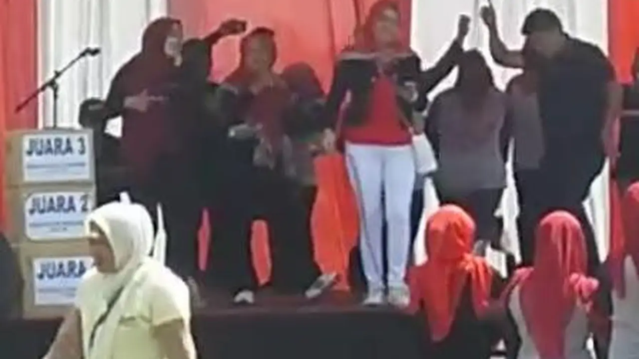 Beberepa petugas RSUD dr. Slamet Garut, nampak tengah menggelar perayaan HUT Kemerdekaan ke-74 RI di atas panggung sekitar halaman rumah sakit