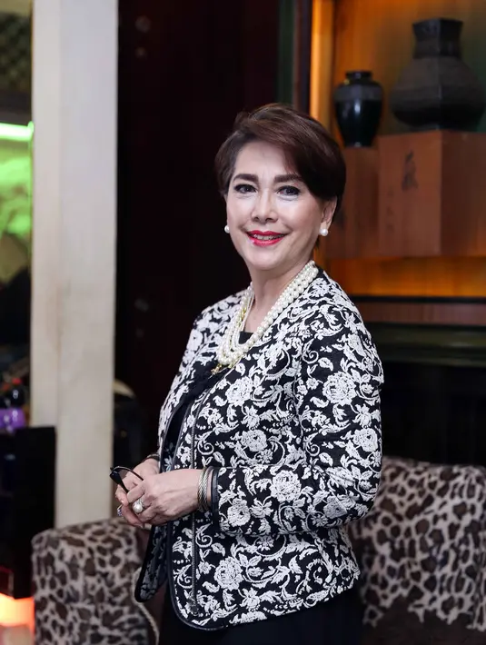 Kalau kangen sampai sekarang saya masih kangen. Kalau mengalihkan ya paling saya berdoa. Kalau masih ingin sekali, saya pergi ke makam," tandas Widyawati. (Nurwahyunan/Bintang.com)