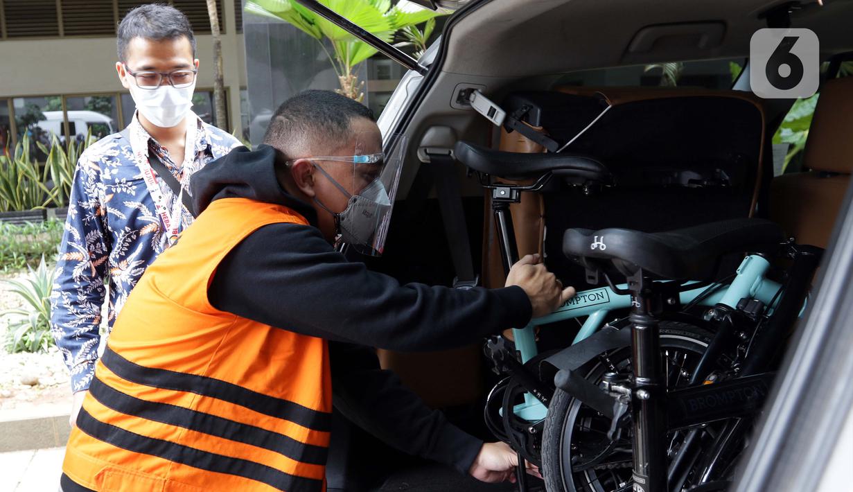 Tersangka Harry Sidabuke mengecek sepeda yang diserahkan perantara anggota Komisi II DPR Ihsan Yunus, Agustri Yogasmara kepada KPK usai rekonstruksi perkara dugaan korupsi pengadaan bantuan sosial penanganan COVID-19, Jakarta, Rabu (10/2/2021). (Liputan6.com/Helmi Fithriansyah)