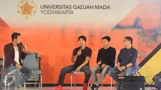 Iko Uwais (kedua kiri) saat mengisi acara Emtek Goes To Campus 2016 sekaligus mempromosikan film terbarunya 'Headshot', Yogyakarta, Rabu (2/11). Iko berbagi pengalaman seputar dunia film. (Liputan6.com/Helmi Afandi)