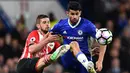 Striker Chelsea, Diego Costa, berebut bola dengan bek Southampton, Jack Stephens, pada laga Premier League di Stadion Stamford Bridge, London, Selasa (25/4/2017). Chelsea menang 4-2 atas Southampton. (AFP/Glyn Kirk)
