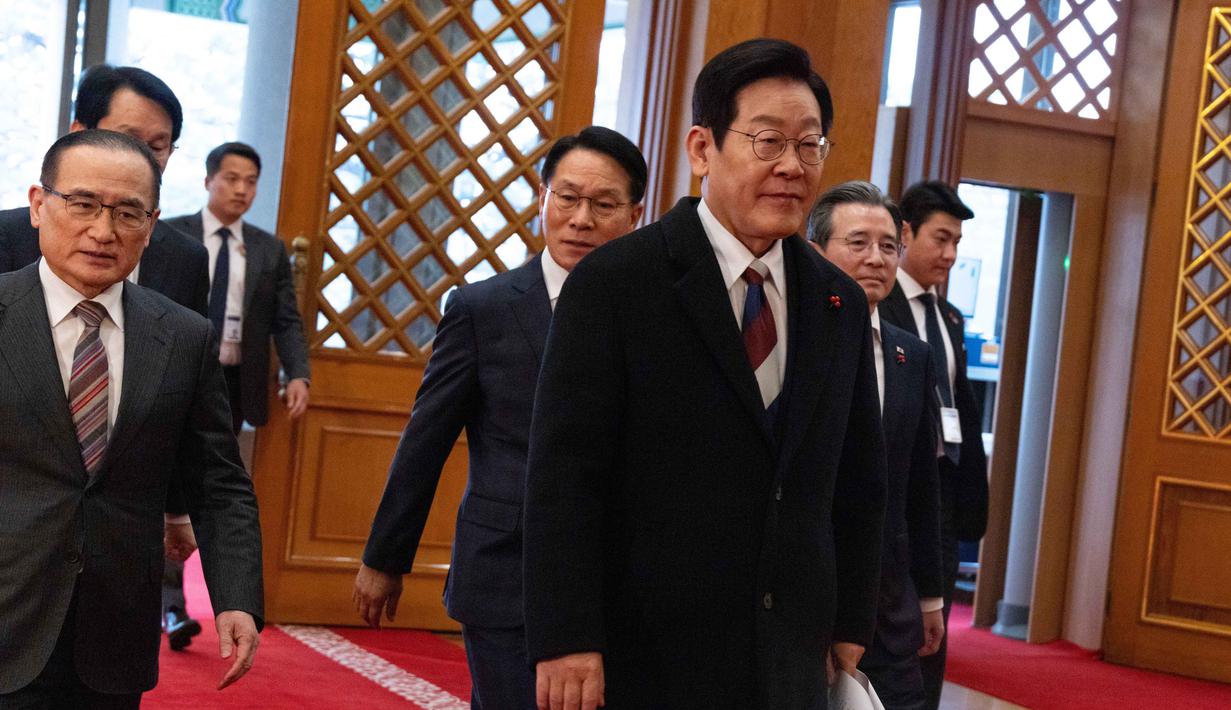 Dengan kepindahan ini, proses relokasi yang dimulai pada 8 Desember 2025 resmi selesai. Tampak dalam foto, Presiden Korea Selatan Lee Jae Myung (kanan) saat memasuki kantor kepresidenan Cheong Wa Dae, atau Gedung Biru di Seoul, Senin, 29 Desember 2025. (Jeoon Heon-Kyun/Pool Photo via AP)