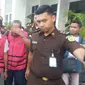 Usai diperiksa intensif selama 4 jam, Kejaksaan Tinggi (Kejati NTT) akhirnya menetapkan enam tersangka kasus dugaan korupsi NTT Fair. (Liputan6.com/ Ola Keda)