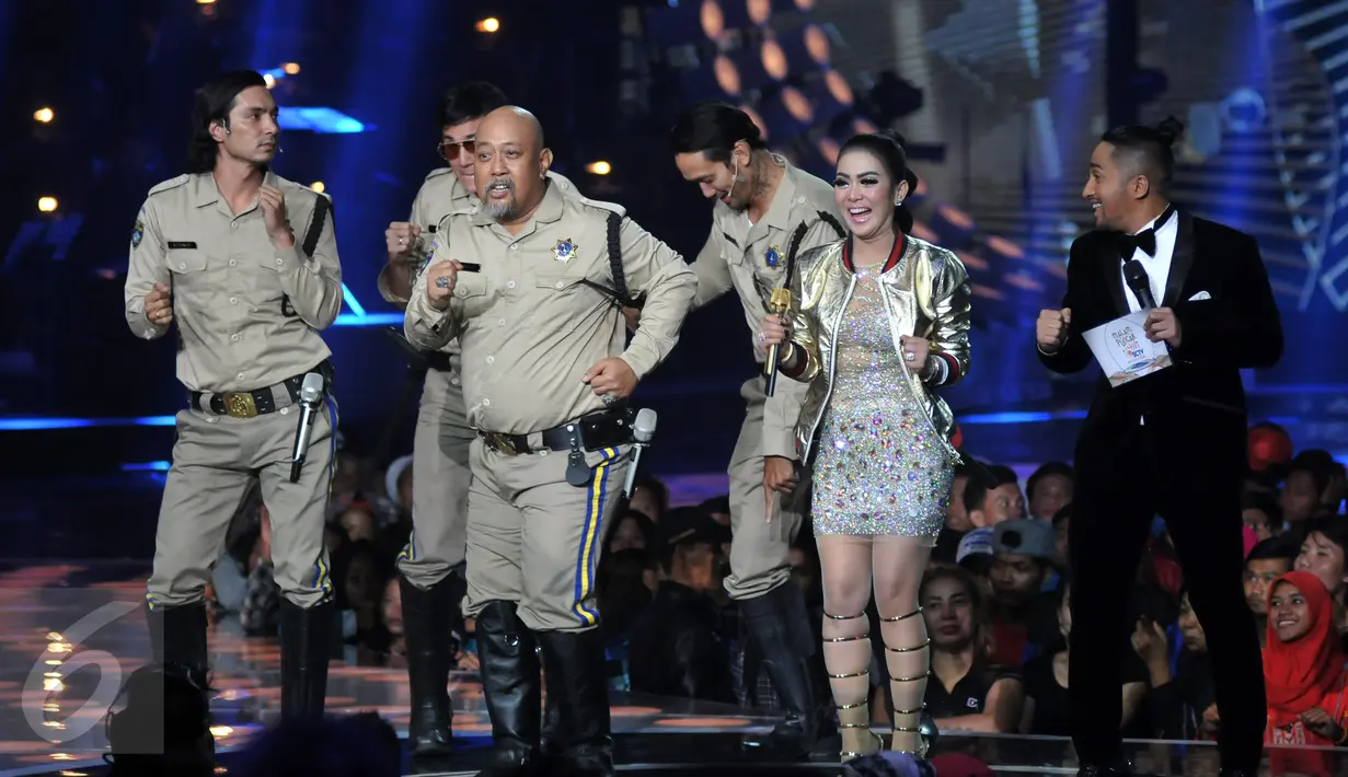 Pemain Warkop DKI Reborn, Abimana, Vino G Bastian dan Tora Sudiro plus Indro Warkop bersama Syahrini dan host Irfan Hakim memperagakan Chicken Dance pada perayaan HUT SCTV ke-26 di Istora Senayan, Jakarta, Rabu (24/8). (Liputan6.com/Johan Tallo)