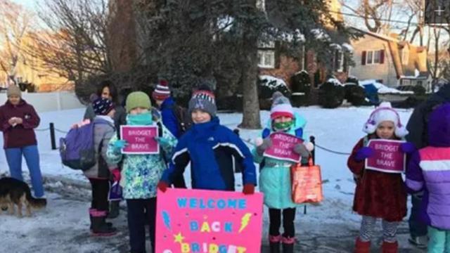 Setidaknya ada ratusan orang yang membawa papan bertuliskan selamat kembali ke sekolah untuk gadis kecil ini. (Foto: Megan Kelley/Today.com)