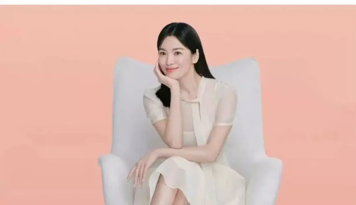 Dalam unggahan resmi brandnya pun, memperlihatkan penampilan Song Hye Kyo yang sempurna. Dalam balutan dress berwarna putih semi transparan yang sangat cantik, Song Hye Kyo tampil bak dewi. Foto: Instagram.