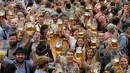 Pengunjung Festival Bir Oktoberfest berpose usai pembukaan festival di Munich, Jerman (19/9/2015). Oktoberfest di Jerman adalah festival bir terbesar di dunia yang akan berlangsung hingga 4 Oktober 2015. (AFP Photo / Christof stache) 