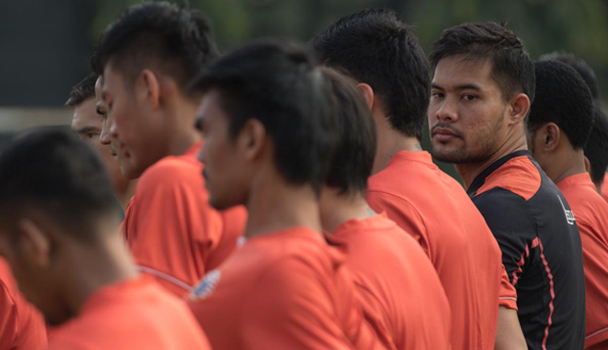 Kiper Persija, Andritany Ardhiyasa bersiap mengikuti latihan jelang Piala Presiden 2015 di Lapangan Yon Zikon 14, Jakarta, Jumat (21/8/2015). Andritany merupakan kiper utama dari Macan Kemayoran.(Bola.com/Vitalis Yogi Trisna)