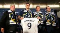 Zlatan Ibrahimovic bersama Presiden LA Galaxy, Chris Klein serta Presiden menunjukkan jersey klub LA Galaxy usai resmi bergabung dalam konferensi pers bersama Major League Soccer (MLS) di StubHub Center, California, Jumat (30/3). (AP/Ringo H.W. Chiu)