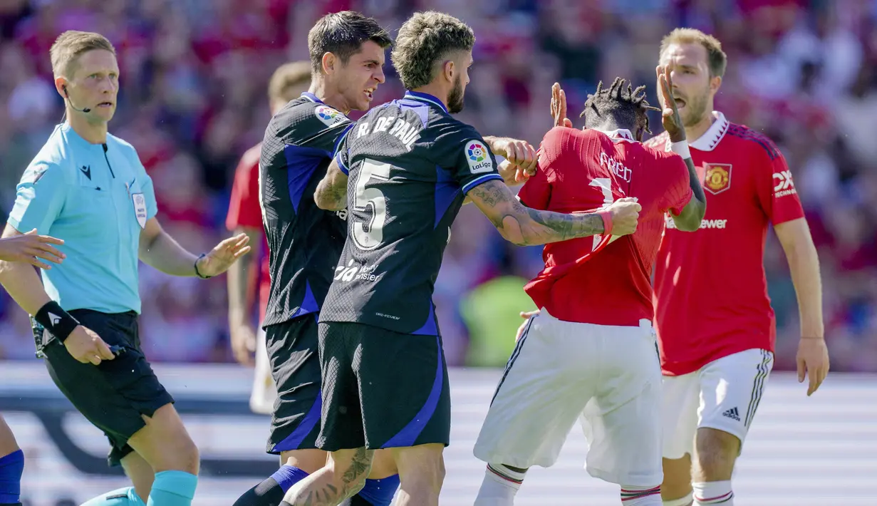 Pertandingan berjalan panas dan terjadi beberapa keributan, termasuk yang menyebabkan Fred dikartu merah. Atletico Madrid menang berkat gol Joao Felix pada menit ke-86. (AP/NTB Scanpix/Stian Lysberg Solum)