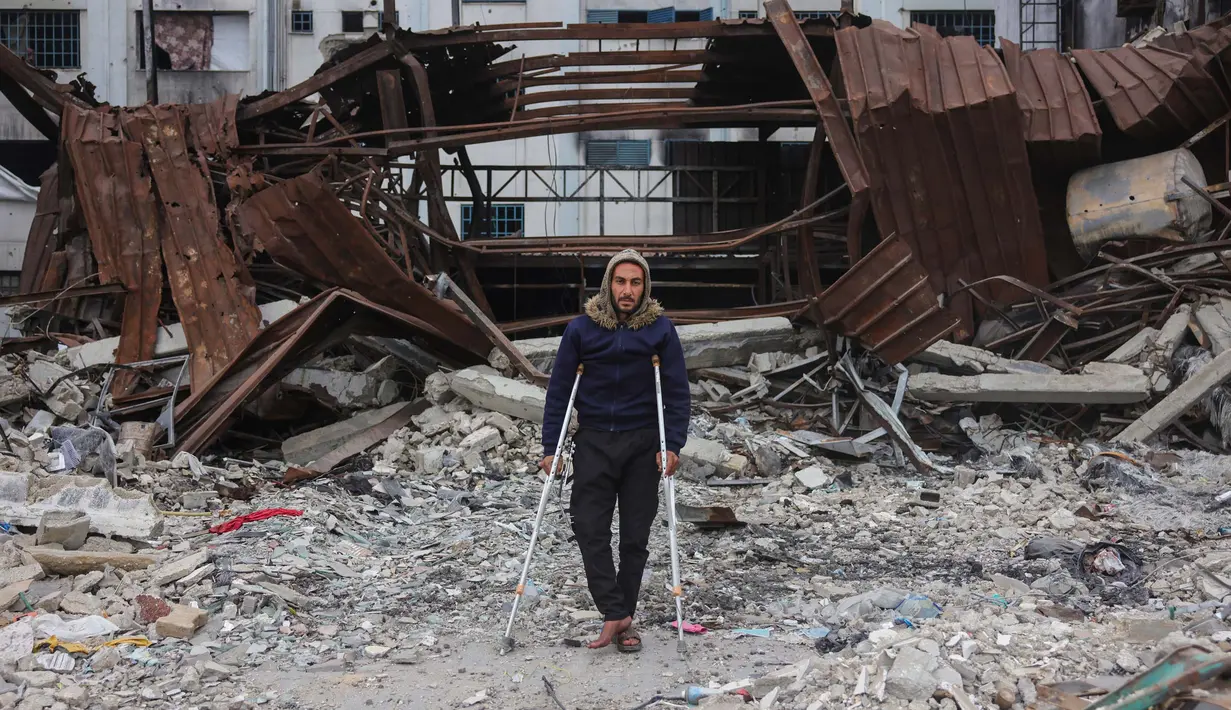 Mohammed Awwad, 36 tahun, berpose di depan rumahnya yang hancur di Jabalia, Jalur Gaza utara, pada 9 Februari 2025. (Bashar TALEB/AFP)