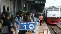 Calon penumpang menunggu kereta di Stasiun Senen, Jakarta, Sabtu (24/12). PT Kereta Api Indonesia akan menambahkan 11 gerbong dari tanggal 23 Desember 2016 sampai 11 Januari 2017. (Liputan6.com/Herman Zakharia)