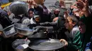 Warga Palestina menunggu untuk menerima makanan sumbangan di pusat distribusi di Khan Younis, Jalur Gaza, Rabu 27 Mei 2026. (AP Photo/Abdel Kareem Hana)