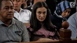 Artis Atiqah Hasiholan menghadiri sidang putusan kasus dugaan penyebaran berita bohong atau hoaks dengan terdakwa Ratna Sarumpaet di PN Jakarta Selatan, Kamis (11/7/2019). Ratna sebelumnya dituntut 6 tahun penjara karena membuat keonaran lewat hoaks penganiayaan. (Liputan6.com/Faizal Fanani)