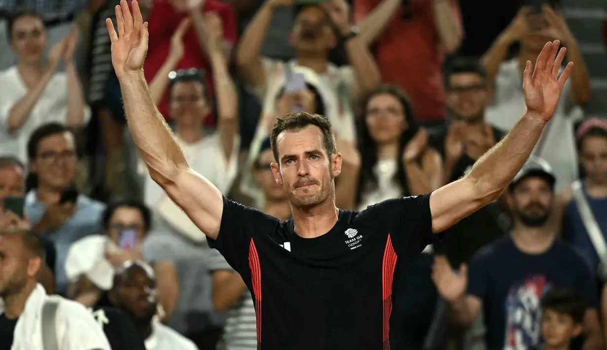 Ekspresi haru petenis Inggris, Andy Murray saat memberikan salam perpisahan setelah kalah dari pasangan Amerika pada babak perempat final tenis nomor ganda campuran Olimpiade Paris 2024 di Roland-Garros Stadium, Paris, Prancis, Kamis (01/08/2024). (AFP/Carl De Souza)