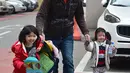 Kecerian Kim Jin-Sung bersama anak-anaknya Na-Eun dan Won-Wo usai pulang dari pusat penitipan anak. Sebuah ide yang tak biasa dimana anak sehari-hari dapat diurus oleh seorang pria yang merupakan tanggung jawab wanita. (AFP PHOTO/JU)
