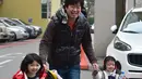 Kecerian Kim Jin-Sung bersama anak-anaknya Na-Eun dan Won-Wo usai pulang dari pusat penitipan anak. Sebuah ide yang tak biasa dimana anak sehari-hari dapat diurus oleh seorang pria yang merupakan tanggung jawab wanita. (AFP PHOTO/JU)