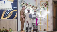 Bupati Jember Hendy Siswanto (Kanan) serahkan dokumen akte nikah kepada pasangan nika dari agama Hindu (Istimewa)