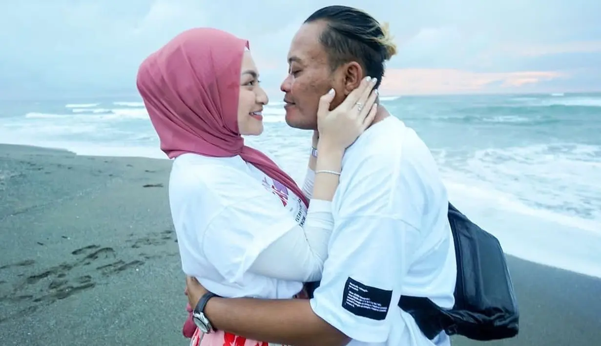 Sule dan Nathalie Holscher kerap menebar berita bahagia sejak awal kedekatan mereka hingga akhirnya resmi menikah. Kini keduanya tengah menikmati momen bahagia menjadi pasangan pengantin baru. (Instagram/ferdinand_sule)