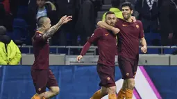 Bek AS Roma, Federico Fazio (kanan) melakukan selebrasi usai mencetak gol ke gawang Lyon pada leg pertama babak 16 besar Liga Europa di Stade de Lyon, Prancis, (9/3). Lyon berhasil mengalahkan AS Roma dengan skor 4-2. (AFP Photo / Philippe Desmazes)