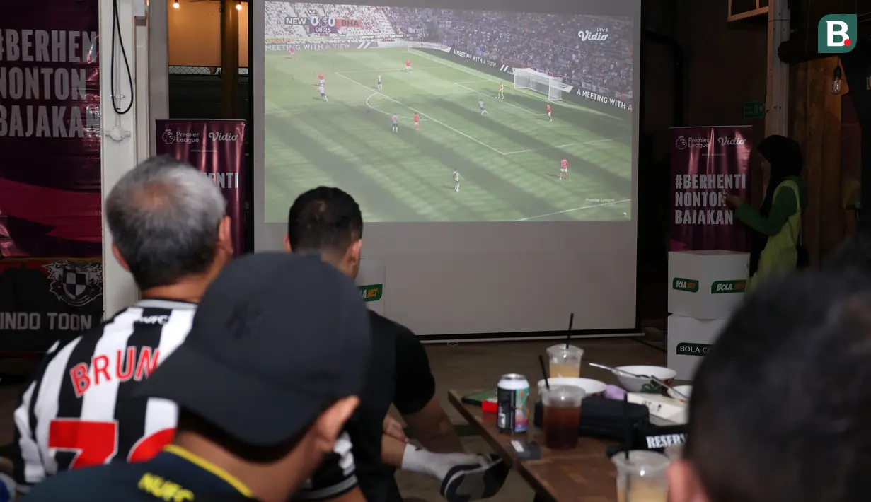 <p>Tayangan layar pertandingan Newcastle United melawan Brighton saat Roaring Night Liga Inggris 2023/2024 di Triboon Kemang, Jakarta Selatan, Sabtu (11/05/2024). (Bola.com/Abdul Aziz)</p>