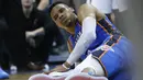 Pebasket Oklahoma City Thunder, Russell Westbrook, kesakitan saat terjatuh pada laga NBA di Chesapeake Energy Arena, Minggu (11/3/2018). Thunder menang 104-94 atas Spurs. (AP/Sue Ogrocki)