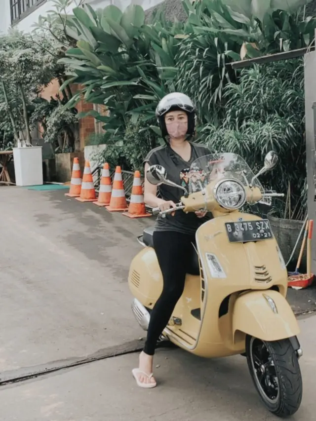 Hobi Naik Motor, Ini 6 Potret Aura Kasih saat Kendarai Vespa hingga Moge