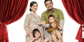 Kahiyang Ayu dan Bobby Nasution pun mengajak anak-anaknya berfoto. Sedah Mirah Nasution dan anak ketiganya, Panembahan Al Saud Nasution. @riomotret